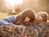 水瓶座满月：一边是友情，一边是爱情