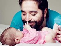 孩子哭闹血型老爸各出奇招