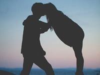 占卜你恋情迟到的原因