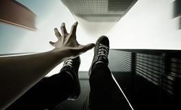 梦见从高空坠落象征着什么