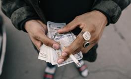 梦见给别人钱是什么意思