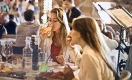 梦见别人请吃饭是什么意思