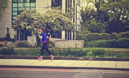 梦见自己在街上奔跑是什么意思