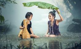 梦见下雨时躲雨是什么意思