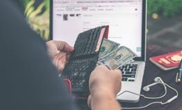 梦见别人拿钱给我