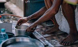 梦见自己拉大便在地上