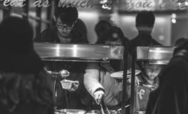 梦见一家人在一起吃饭