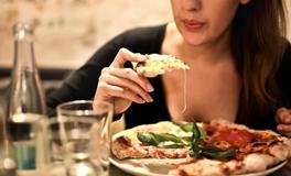 梦见喂小孩吃饭