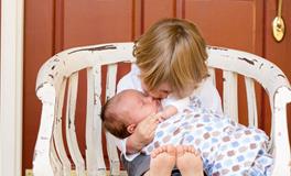 女人梦见自己抱着孩子