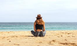 女人梦见自己逃跑躲藏