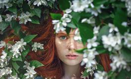 梦到抱着哭的小女孩