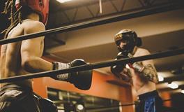 梦见我家门口有人打架