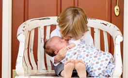 梦见收养小女孩是什么意思