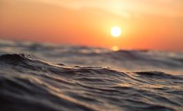 梦见高大的浪涛凶猛涌来