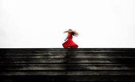 梦见自己穿着红裙子