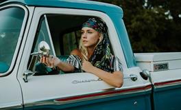 梦见自己开车和朋友一起