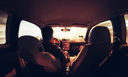 梦见自己开着朋友的车