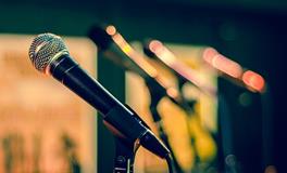 梦见自己站在讲台上