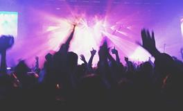 梦见有很多人跳舞