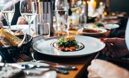 梦见别人请我吃饭暗示什么