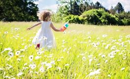 梦见抱着小女孩逃跑