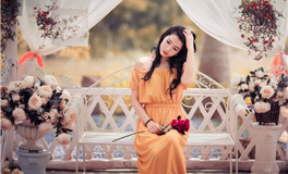 属蛇的模特在T台上跌倒后的优雅逆袭