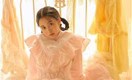 属狗的模特在T台上跌倒后的优雅逆袭