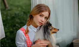 属牛的模特在T台上跌倒后的优雅逆袭