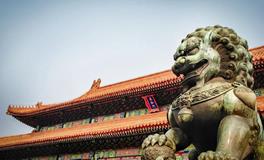 古代豪宅前的石狮子：守护与威严的象征