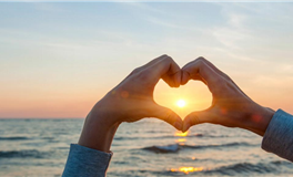 巨蟹座一边渴望被呵护，一边又拼命掩饰脆弱